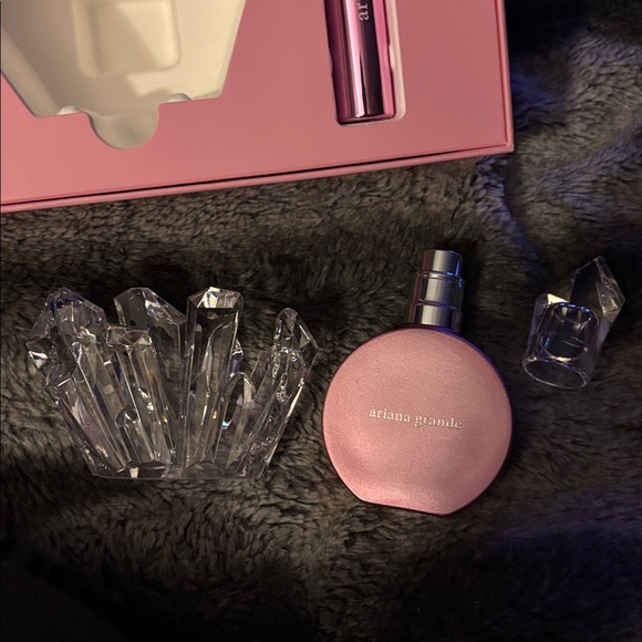 Ariana Grande R.E.M. Cherry Eclipse Fragrance Box - Picture 4 of 5